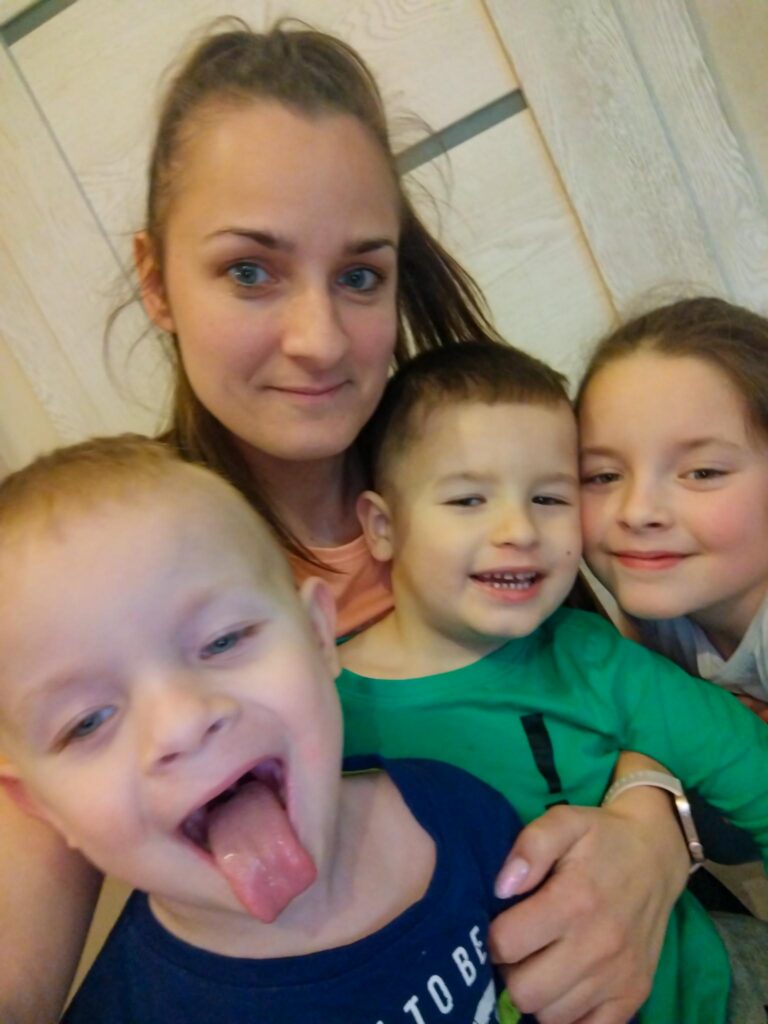 Trójka dzieci z mamą pozują do zdjęć.